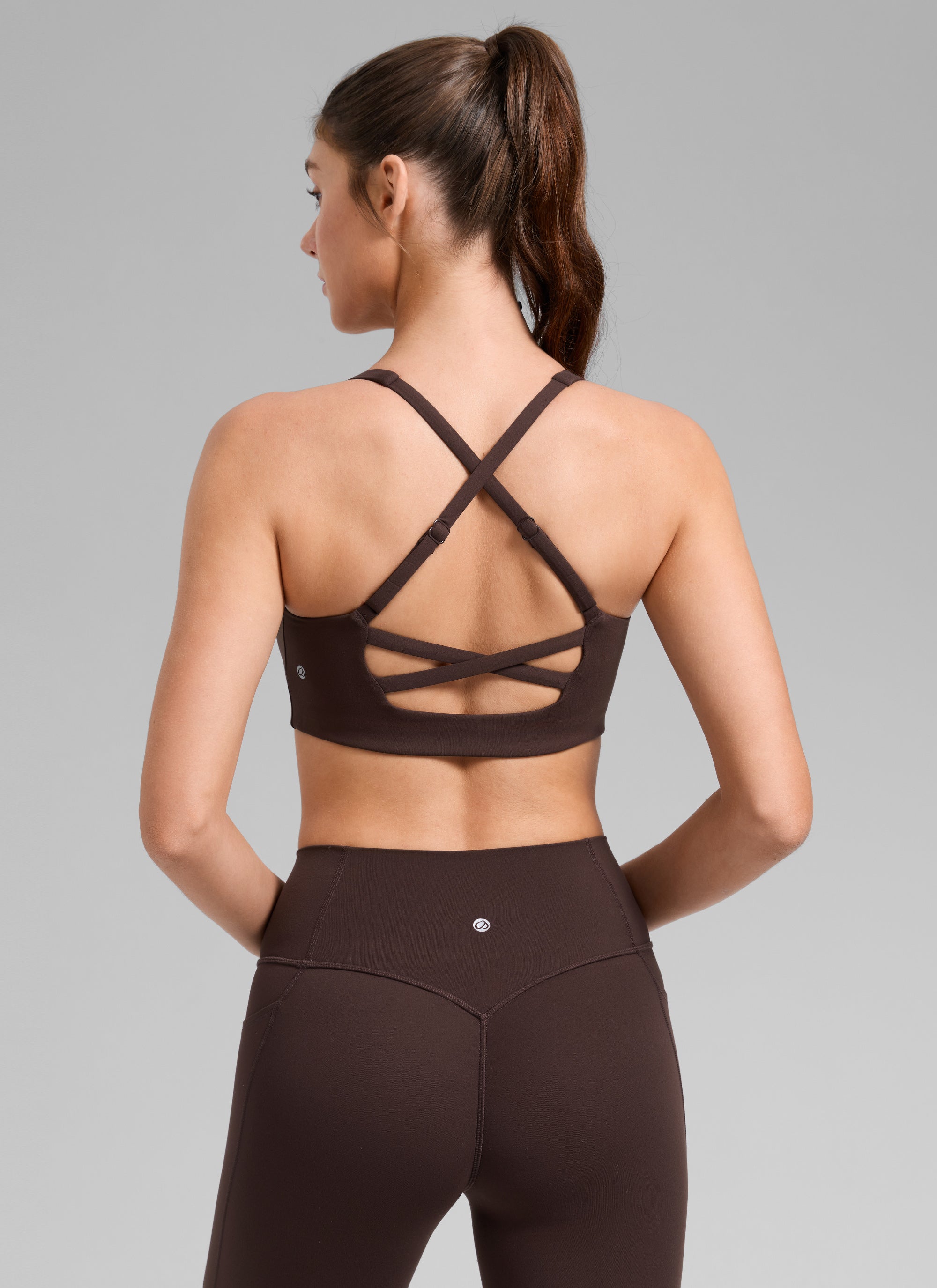 CRZ YOGA Women's Butterlift Workout Cross Back Built in Bra Sports Bra Hot Fudge Brown @model_info:Gelya