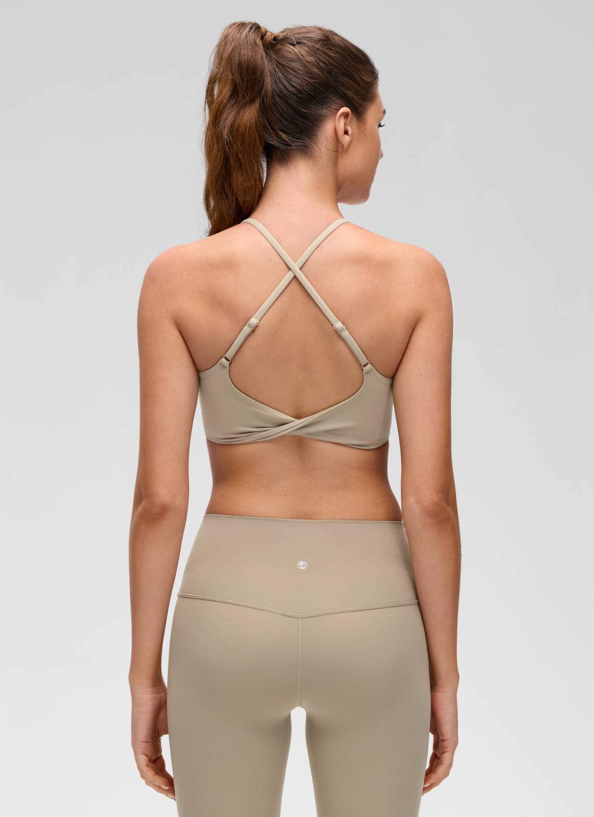 CRZ YOGA Women's Butterluxe Yoga Scoop Neck Twist Cross Back Sport Bra Oak @model_info:Gelya