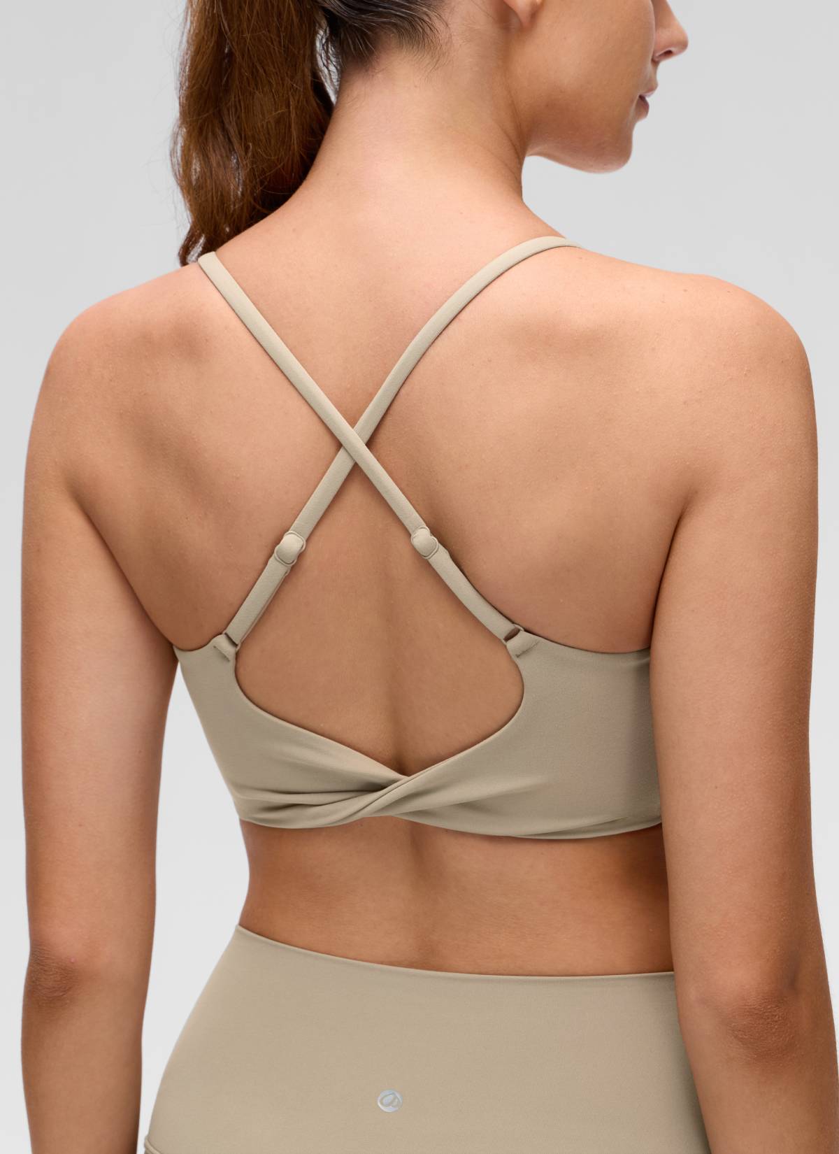 CRZ YOGA Women's Butterluxe Yoga Scoop Neck Twist Cross Back Sport Bra Oak @model_info:Gelya