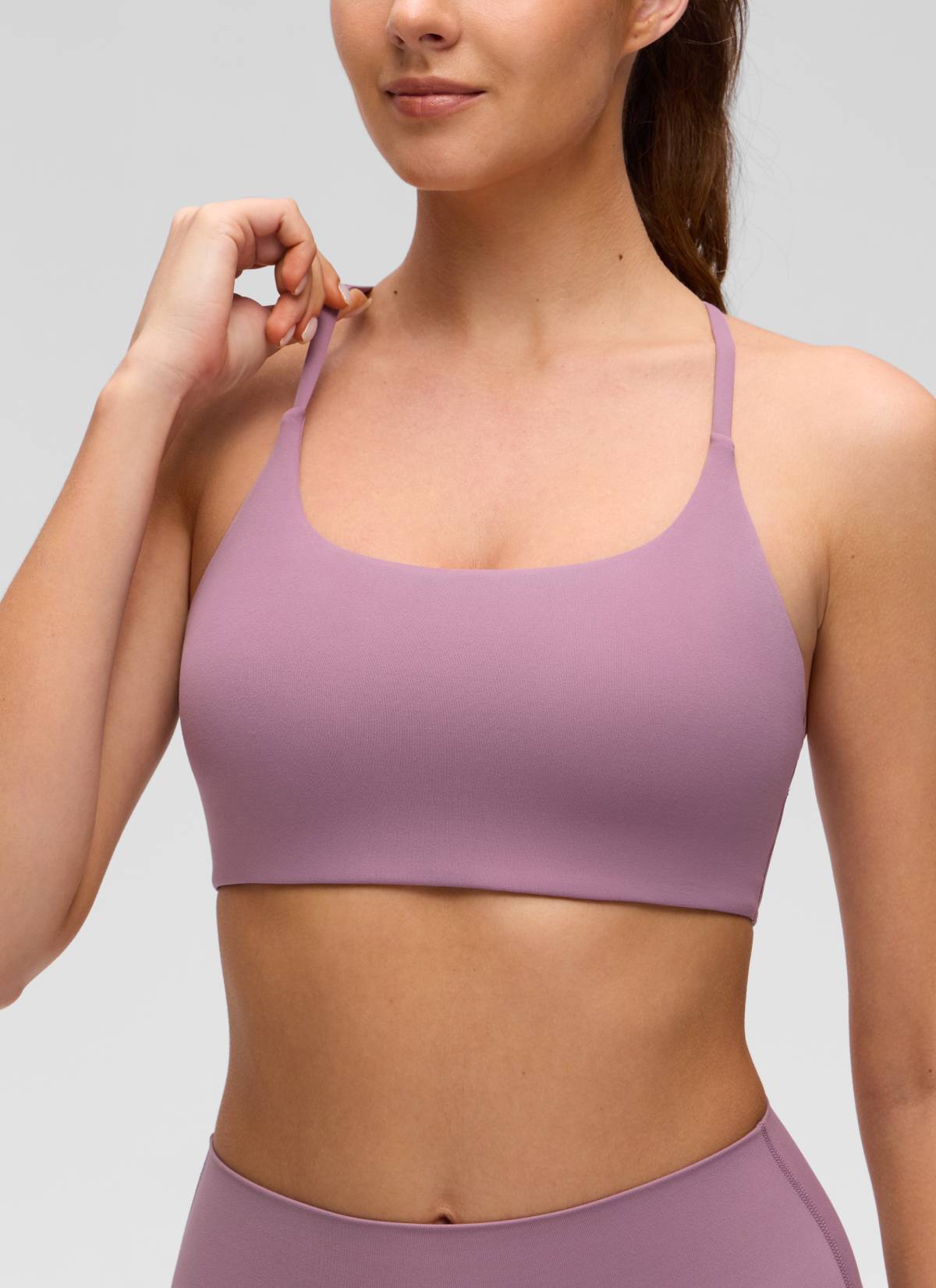 CRZ YOGA Women's Butterluxe Yoga Scoop Neck Twist Cross Back Sport Bra Light Lavender @model_info:Gelya