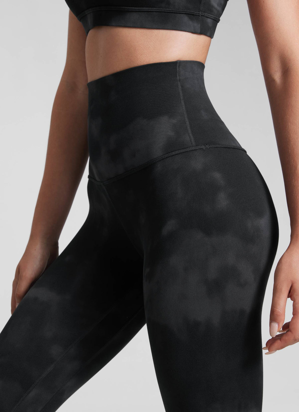 CRZ YOGA Women's Yoga Super High Waist Butterluxe Yoga Leggings 28'' Black Tie Dye Flowers @model_info:Malisa