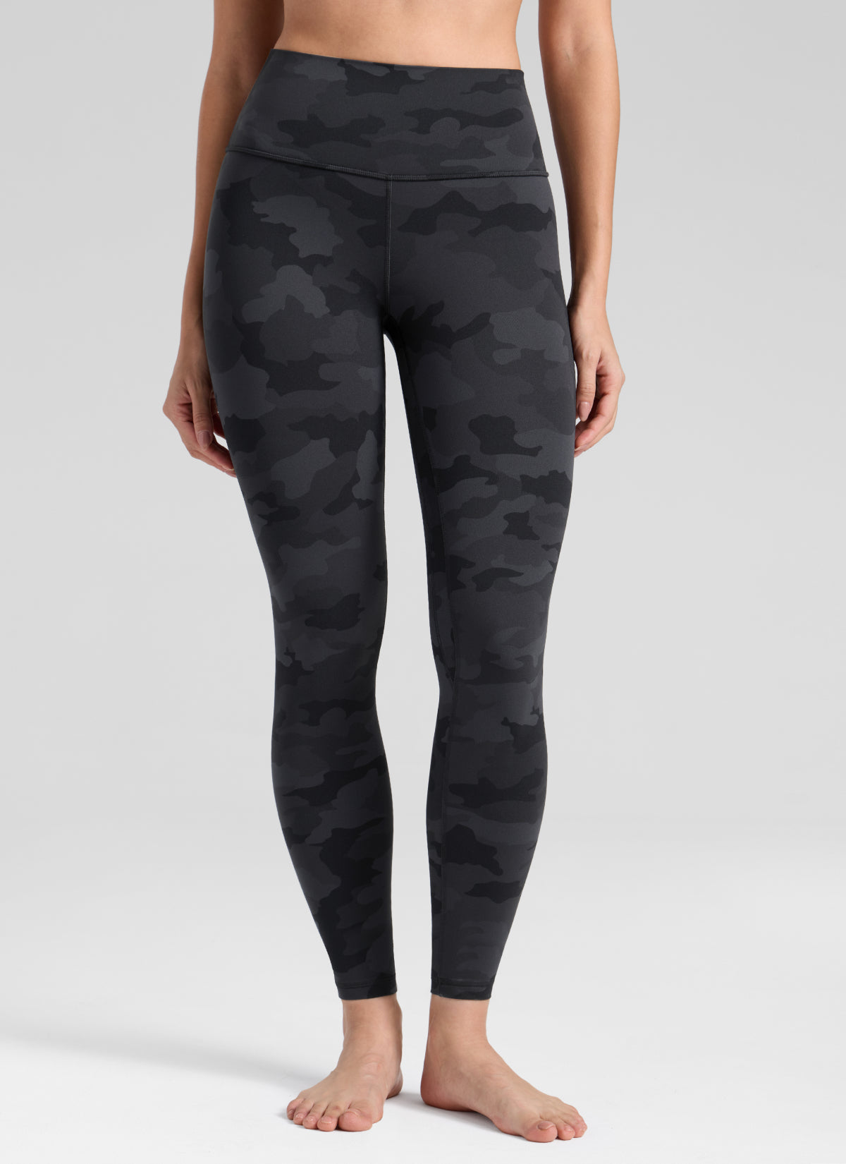 CRZ YOGA Women's Workout High Rise Butterlift Yoga Leggings 28'' Dark Grey Camouflage 2 @model_info:Bruna