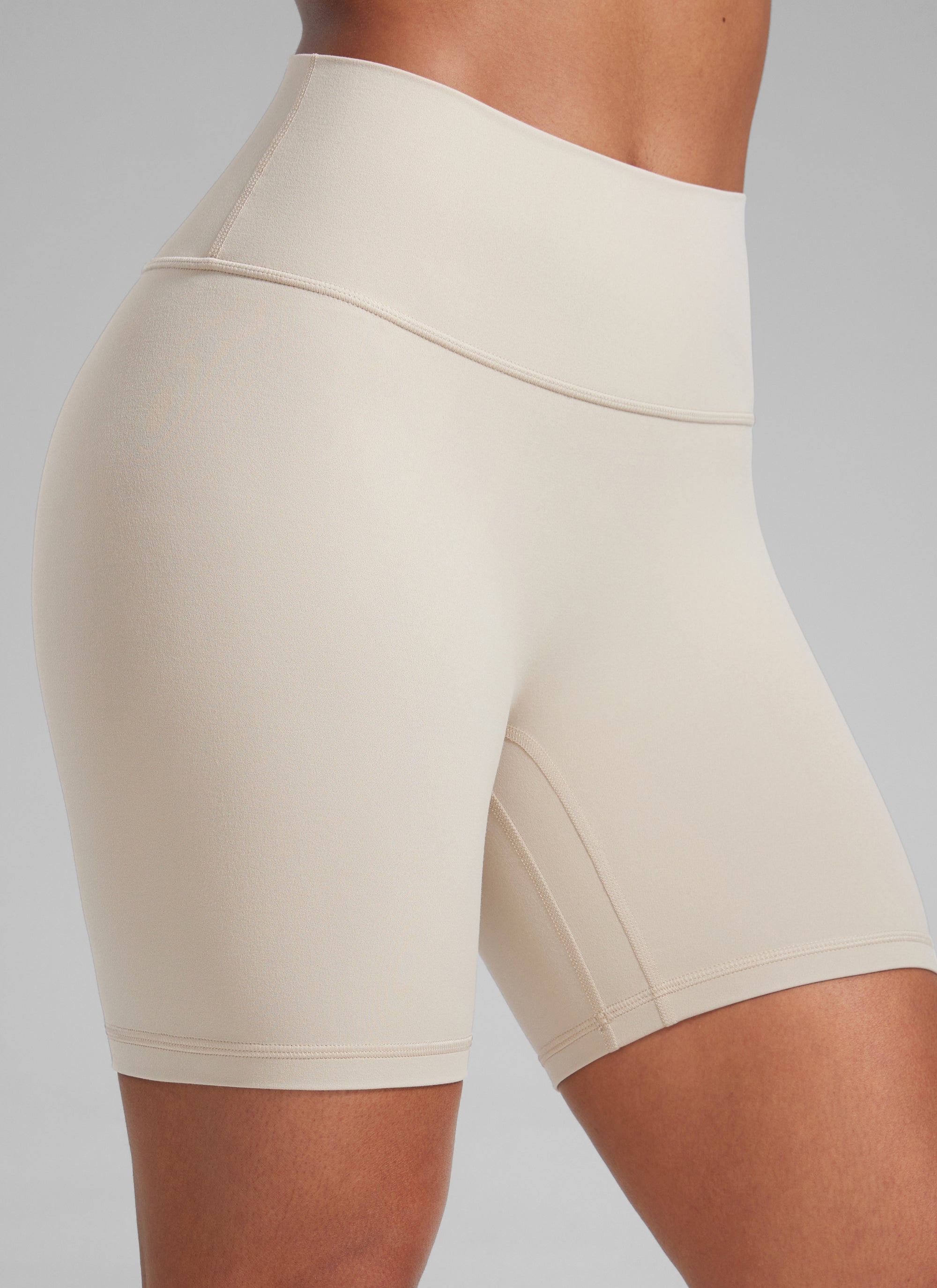 CRZ YOGA Butterlift Womens Scrunch Butt Biker Shorts 6'' No Front Seam Mojave Tan @model_info:Crystal