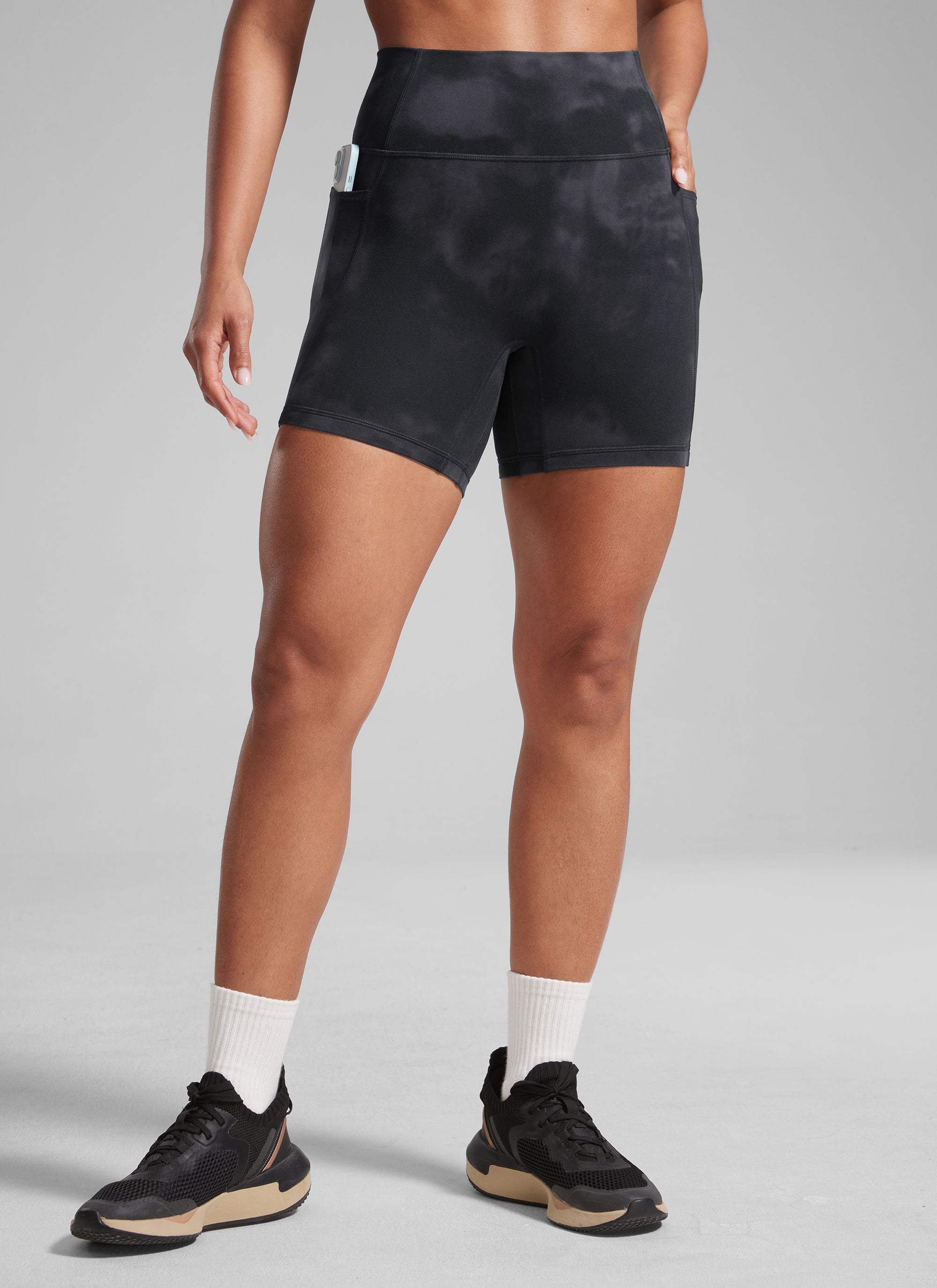CRZ YOGA Butterlift Womens Scrunch Butt No Front Seam Pocket Biker Shorts 5'' Black Tie Dye Flowers