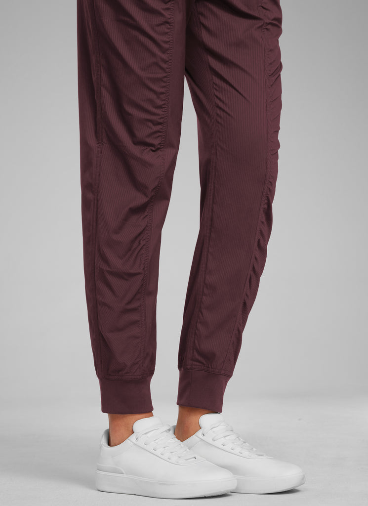 CRZ YOGA Women's Travel Classic Fit Striped Joggers 28'' Ruched Dark Russet