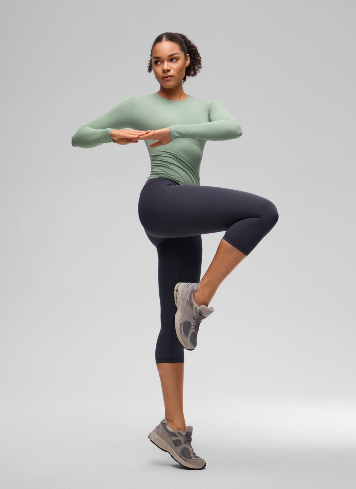 CRZ YOGA Women's Crew Neck Tight Fit Long Sleeve Shirts Casual Tee Green Palm Court @model_info:F